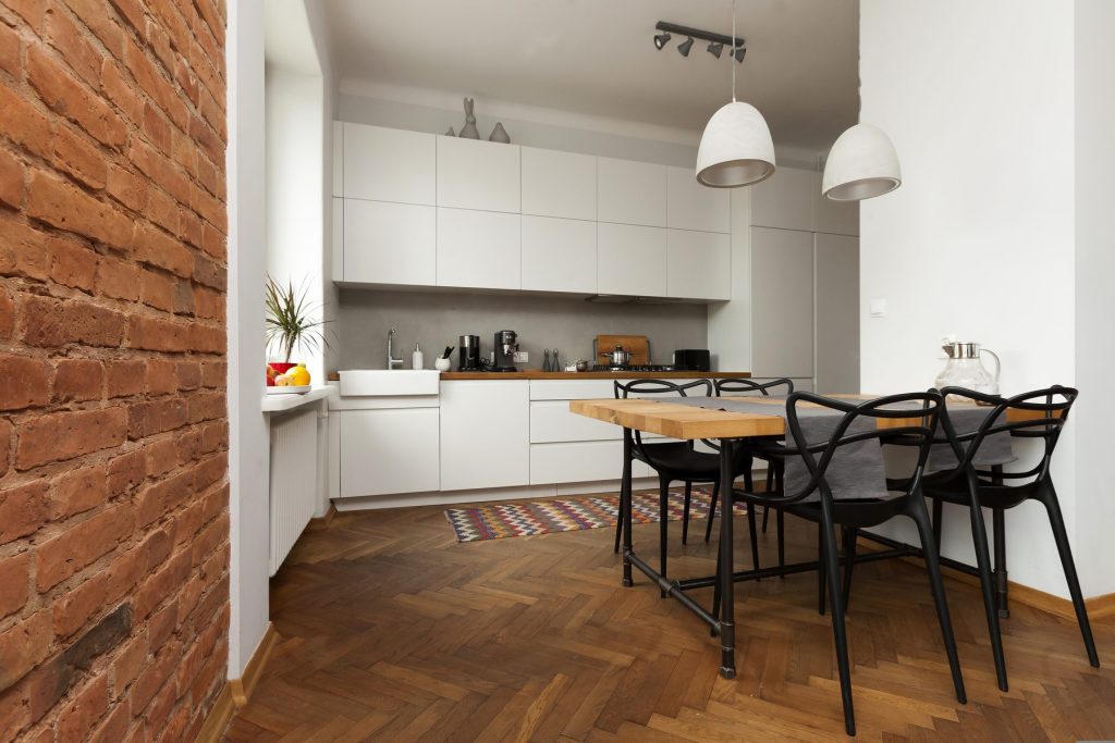 Cuisine et salle à manger avec parquet en bâton rompu